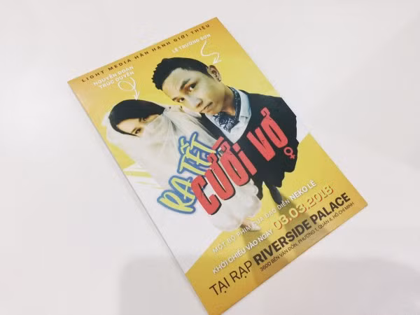 Theo những bức ảnh về tấm thiệp cưới đặc biệt của mình, Neko Lê đã thiết kế tấm bìa thiệp như 1 poster phim, với tựa đề khá thú vị: Ra Tết cưới vợ như ngầm trả lời cho câu hỏi mỗi dịp Tết đến xuân về là "Bao giờ lấy vợ?" của họ hàng, bè bạn.