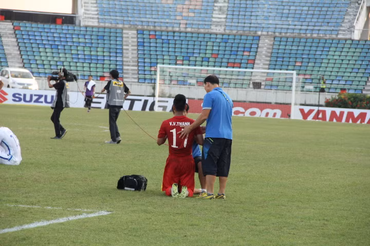 Kết thúc trận đấu với Malaysia ở lượt trận thứ hai bảng B AFF Cup 2106, ĐT Việt Nam đã chắc chân vào vòng bán kết. Tuy nhiên, chưa hưởng niềm vui được bao lâu, BHL Việt Nam lại phải đau đầu.