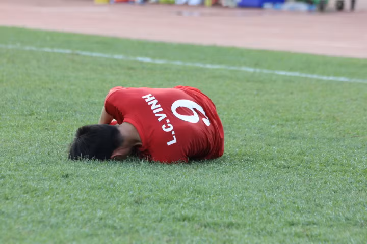 Ngoài việc phải đối mặt với việc mất sức bởi thời tiết nắng nóng, các tuyển thủ Việt Nam còn phải đối mặt với lối đá của đối phương. Trong cả trận đấu, các cầu thủ Malaysia đã không ít lần đưa ra những pha vào bóng ác ý và họ phải nhận tới 5 thẻ vàng.