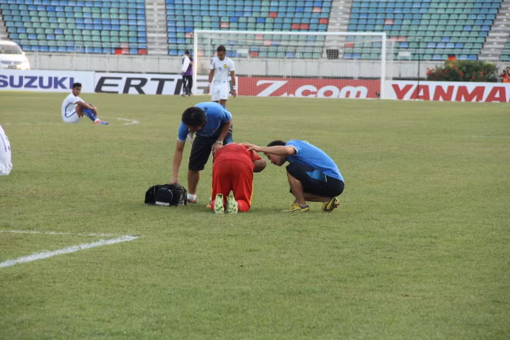 Sau khi trọng tài chính cất tiếng còi kết thúc trận đấu, nhiều tuyển thủ Việt Nam đã gục ngay xuống sân. Họ tỏ ra vô cùng mệt mỏi với cái nắng nóng khủng khiếp của Yangon.