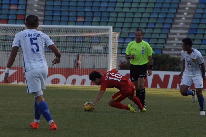 Rất nhiều lần trọng tài chính phải dừng trận đấu để cho cầu thủ của cả Việt Nam và Malaysia uống nước và phục hồi thể lực.