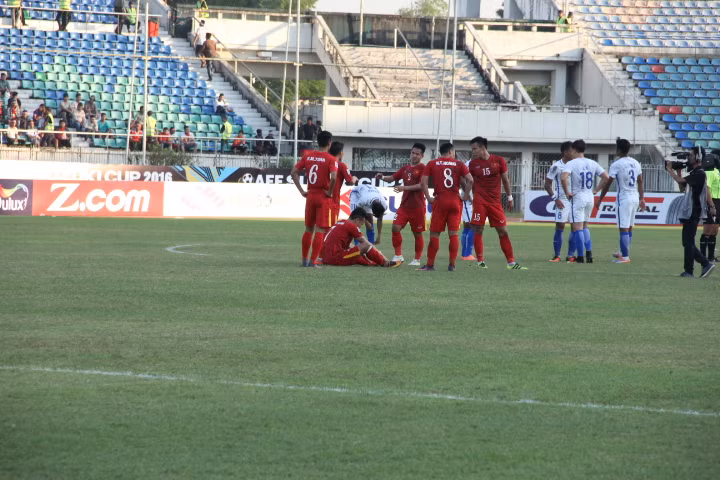 Phải thi đấu vào 15h00 (giờ địa phương) quả thực là cực hình với các cầu thủ. Đây là thời điểm nắng nóng nhất của Myanmar, tuy nhiên các cầu thủ ĐTQG Việt Nam vẫn cố gắng hết mình.