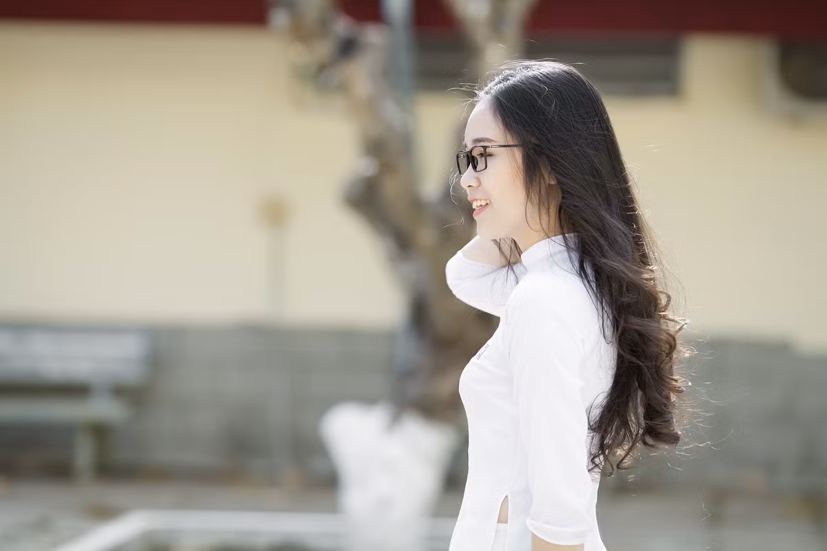 Theo nhiều người nhận xét, chính nét ngây thơ đã khiến Thảo Huyền được chú ý rất nhiều, đặc biệt là với những bức ảnh khoe góc nghiêng thần thánh.