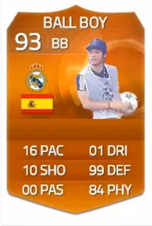 Trong trận đấu trên sân Bernabeu vừa qua, cậu bé nhặt bóng được chú ý tới nhờ việc làm Evra bên phía Juve tức điên vì không chịu đưa bóng cho cầu thủ này.