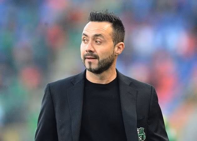 Sau một mùa giải tuyệt vời cùng Sassuolo, giờ đây, Roberto De Zerbi đứng trước cơ hội trở thành HLV AS Roma. Chiến lược gia 39 tuổi là ưu tiên hàng đầu của chủ tịch đội bóng thành Rome, James Pallotta.