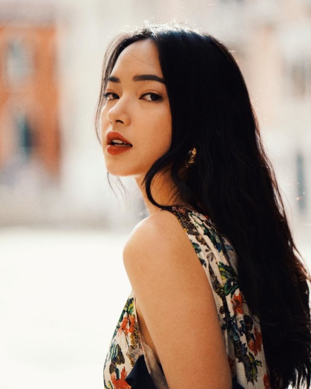 Châu Bùi là hot girl Việt gây ấn tượng nhờ gương mặt sắc sảo cùng biểu cảm cuốn hút. Cô bạn này hiện là một trong những gương mặt sáng giá, được nhiều nhãn hàng "chọn mặt gửi vàng" cùng với đó là cửa hàng kinh doanh thời trang riêng.