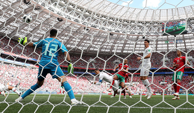 Trước đối thủ bị đánh giá thấp hơn, Bồ Đào Nha sẵn sàng thế trận áp đảo bằng những đường bóng "thêu hoa, dệt gấm" và địa chỉ mà những đường tấn công các đất nước bên bờ Iberia là Ronaldo. Chỉ cần bóng lăn 4 phút, Ronaldo thể hiện đẳng cấp của mình bằng bàn thắng mở tỷ số bằng đầu sau đường chuyền của Bernando Silva. Với bàn thắng này, Ronaldo đã có 4 bàn thắng tại World Cup và dẫn đầu danh sách vua phá lưới tại VCK World Cup 2018.