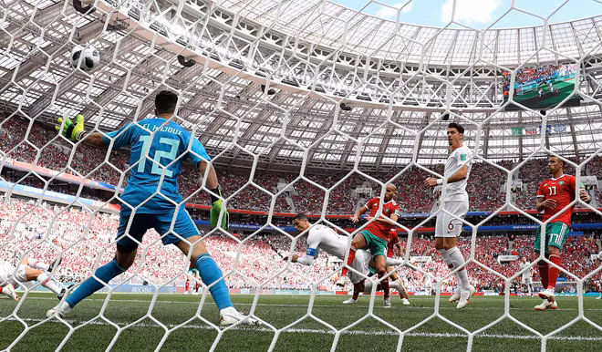 Trước đối thủ bị đánh giá thấp hơn, Bồ Đào Nha sẵn sàng thế trận áp đảo bằng những đường bóng "thêu hoa, dệt gấm" và địa chỉ mà những đường tấn công các đất nước bên bờ Iberia là Ronaldo. Chỉ cần bóng lăn 4 phút, Ronaldo thể hiện đẳng cấp của mình bằng bàn thắng mở tỷ số bằng đầu sau đường chuyền của Bernando Silva. Với bàn thắng này, Ronaldo đã có 4 bàn thắng tại World Cup và dẫn đầu danh sách vua phá lưới tại VCK World Cup 2018.