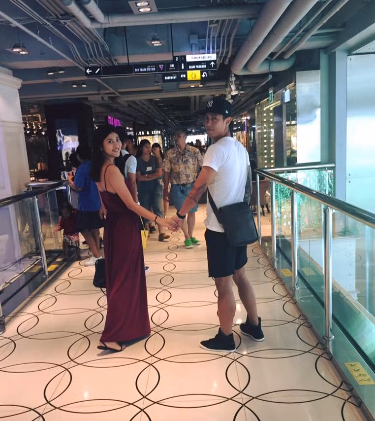 Vì Sỹ Mạnh thi đấu ở ngoài Bắc còn Trúc Nguyễn lại hoạt động nghệ thuật ở trong Nam, nên cặp đôi này cũng có ít thời gian gặp nhau. Nhưng cứ mỗi khi có thời gian gặp nhau là họ không thể phí một phút giây nào bên nhau.