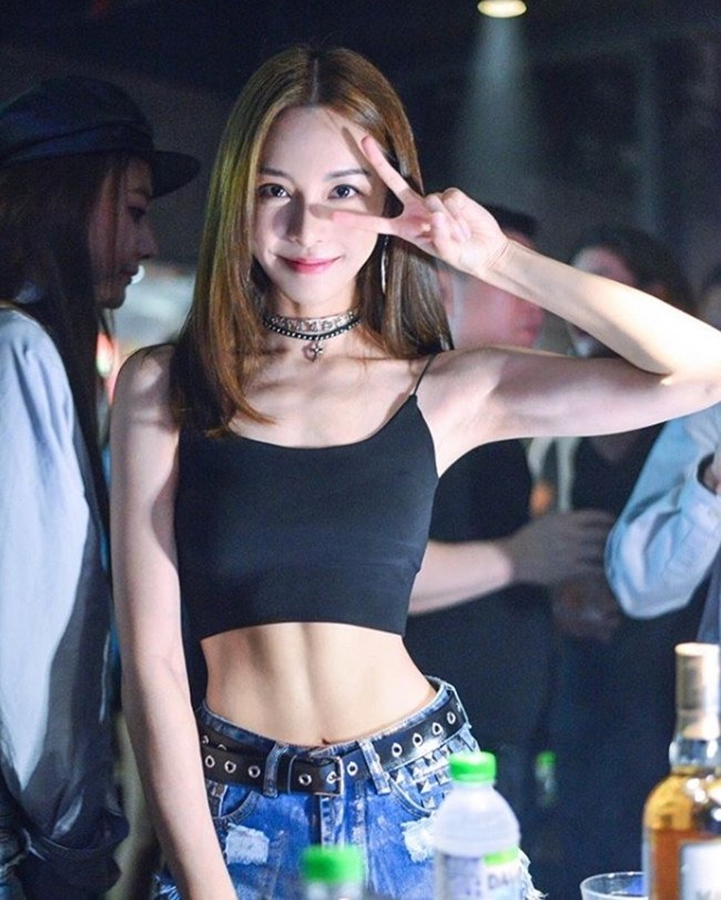 Đặc biệt, vòng 2 nổi rãnh và không có lấy một gram mỡ thừa của Cathryn đích thị là niềm ao ước của mọi quý cô trên đời.