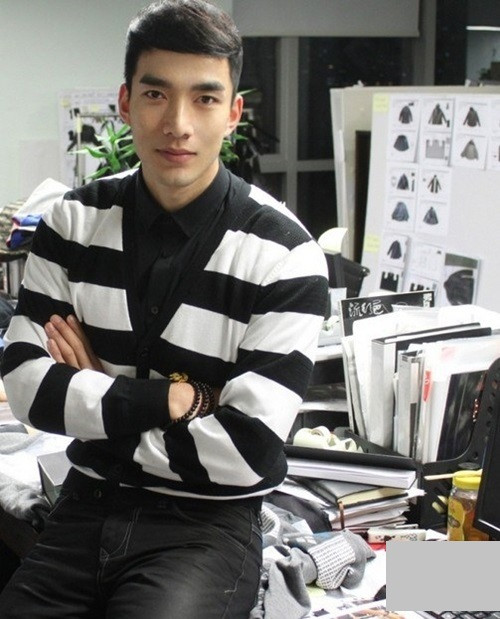 Đặc biệt, thân hình “vạn người mê” này có được là nhờ một phần không nhỏ từ những thói quen, sở thích của anh như: đi bộ, bắn súng và nhiều môn thể thao khác.