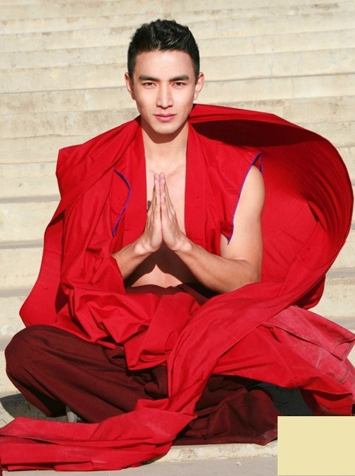 Đáp lại những lời bình luận của dân mạng, Liang Chao đã cho đăng tải ngay những bức ảnh khoe những lần chụp ảnh làm người mẫu của mình lại làm cho các chị em phụ nữ "điêu đứng".