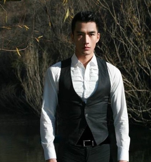 Thân hình “chuẩn không cần chỉnh” với chiều cao 1m8 và cơ bắp cuồn cuộn như người mẫu chuyên nghiệp càng tạo nên điểm cộng cho anh chàng chuyên viên thiết kế đồ họa này.