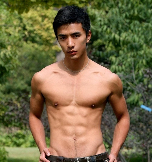 Nhiều người hâm mộ của anh chàng điển trai này đánh giá rằng, không chỉ là một người thành đạt trong công việc, Liang Chao còn rất tự tin với vẻ ngoài vô cùng menly của mình. Vô vàn các cô gái phải xốn xang vì vẻ đẹp như nam thần của anh chàng ngay từ lần gặp đầu tiên.