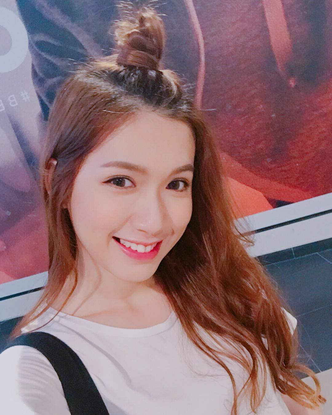 Sở hữu một gương mặt vô cùng xinh xắn và dễ thương, Lovell dễ dàng lấy thiện cảm của những người đối diện ngay phút giây tiếp xúc đầu tiên. Chưa kể nhiều người còn cho rằng, cô bạn này có nhan sắc trong veo đến lạ khiến khó lòng bỏ qua.