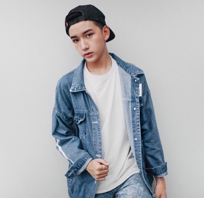 Nếu để ý kĩ về cách ăn mặc và chụp ảnh của Tuấn Việt nhiều người sẽ thấy rằng, nam sinh này có thiên hướng chủ đạo là Hàn - Trung. Thậm chí nhiều người nhận xét rằng Việt chính là hình mẫu lý tưởng để crush những năm cấp 3 cho các nữ sinh trong trường.