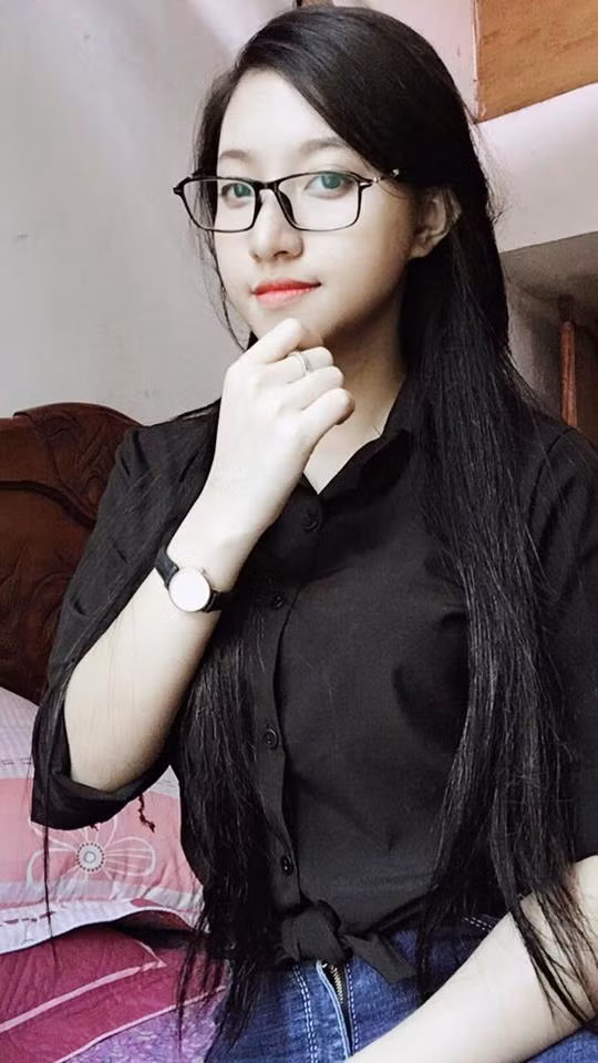 Sau khi nổi tiếng một cách bất đắc dĩ, Tùng Linh tỏ ra vô cùng bất ngờ và có phần lo sợ bởi nhiều dư luận không tốt về mình. Nữ sinh Nghệ An có chia sẻ rằng: "Mình chỉ nghĩ tới bà mình, bà mất lâu rồi. Nhìn bà cụ móm mém nhai trầu, mình chỉ muốn giúp đỡ phần nào. Sau khi được mấy người xung quanh kể về hoàn cảnh của cụ, mình đã gửi 300.000 đồng tiền trọ để bà ở được một tháng và 200.000 đồng tiền cơm cho người bán hàng".