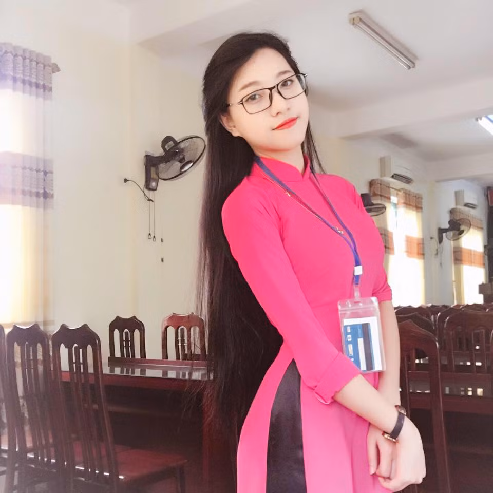 Cụ thể, câu chuyện cảm động trên xuất phát từ nickname Đức Vũ khi anh ăn cơm bụi, thấy cô gái đưa một cụ bà vào quán và trả tiền bữa cơm ấy. Sau đó, cô hỏi người bán hàng, biết được xuất cơm hàng ngày cụ ăn là 10.000 đồng một bữa. Cô đã rút 200.000 đồng đưa chủ quán để cụ có thể ăn 20 lần nữa. Chứng kiến câu chuyện tử tế này, anh Vũ khá xúc động và muốn chia sẻ cho nhiều người biết.