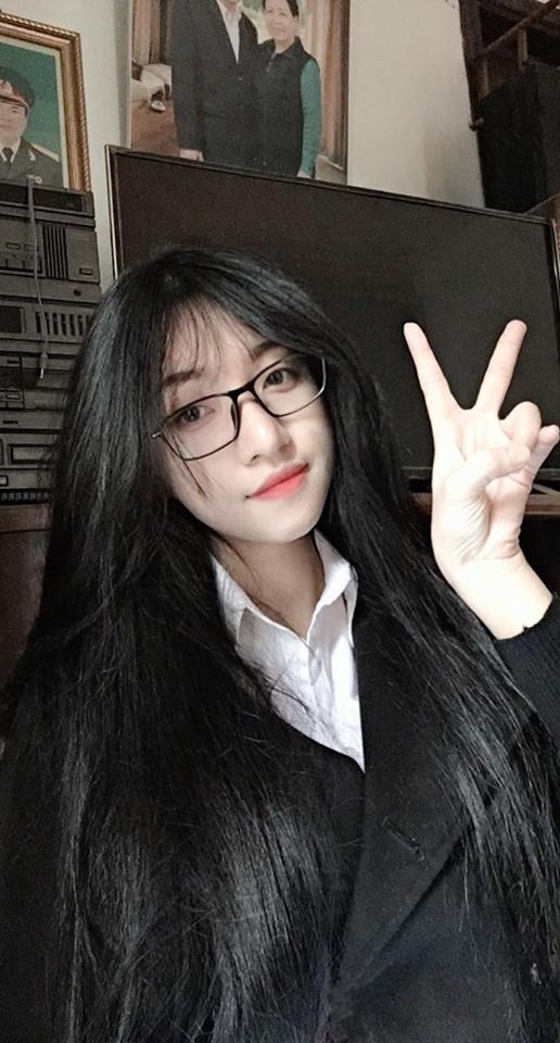 Bên cạnh những lời khen đến từ dân mạng thì vẫn còn đó những sự hoài nghi về mục đích về hành động của Tùng Linh, khiến cô bạn khá phiền lòng. Nhiều người cho rằng, nữ sinh 9X này chỉ mượn tay làm việc tốt để PR bản thân. Nhưng thực chất ra sao thì chỉ bản thân Linh là người hiểu rõ nhất.