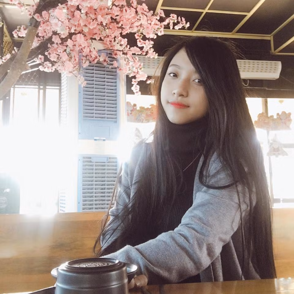 Tùng Linh cũng tiết lộ thời gian rảnh cô thích đọc sách, hát và chơi đàn guitar. Sau khi thực tập ở Ninh Bình, cô dự định tới Hà Nội làm biên tập viên cho một kênh truyền hình.