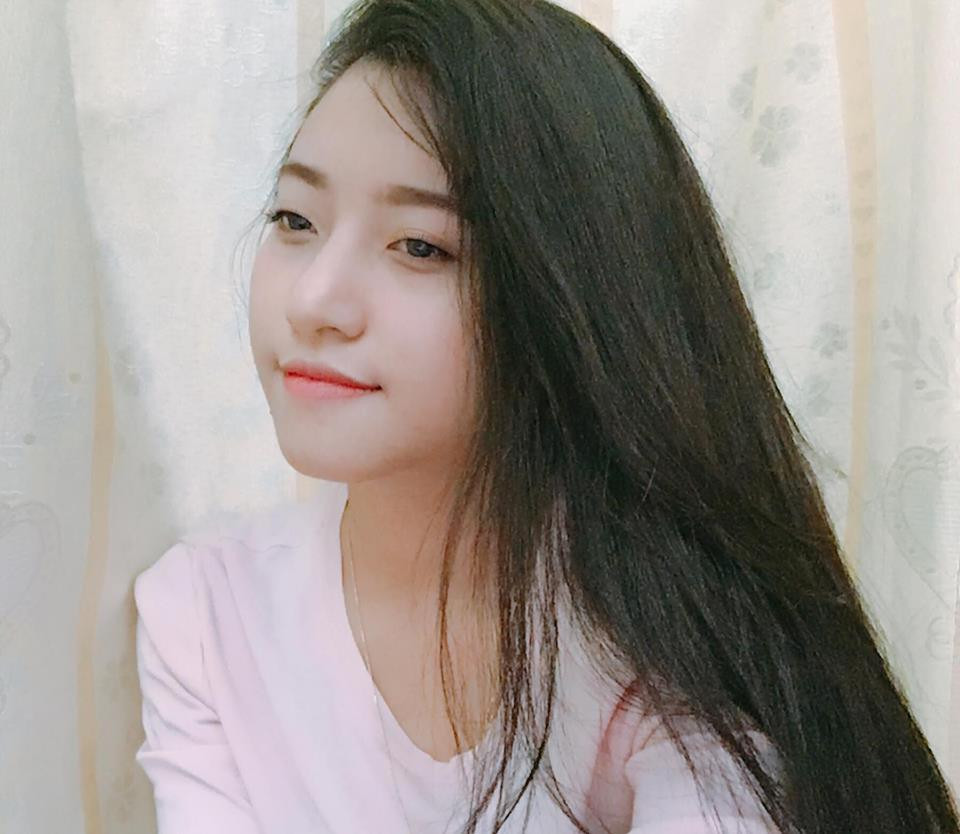 Tùng Linh cũng cho biết thêm, thời gian cô gặp bà cụ ăn xin đó là khi đang liên hoan chia tay với các bé học sinh nơi cô thực tập thì thấy một cụ già đến xin tiền. Nhưng vì nghĩ tới những vụ lừa đảo trước đây nên cô đã nhanh trí hành động bằng cách không cho tiền mặt mà hiện thực hóa thành những bữa cơm.