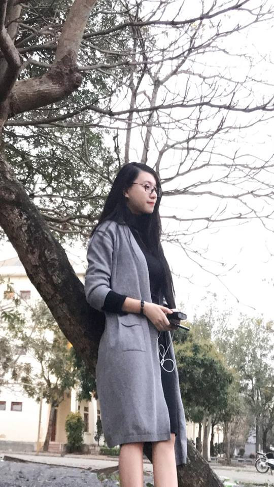 Ngay lập tức, dân mạng đã vào cuộc để tìm ra danh tính của nữ sinh xinh đẹp. Đó là Nguyễn Tùng Linh, 23 tuổi, quê Nghệ An. Cô là sinh viên Đại học Vinh và đang thực tập ngành Sư phạm tại trường THPT Trần Hưng Đạo, Ninh Bình.