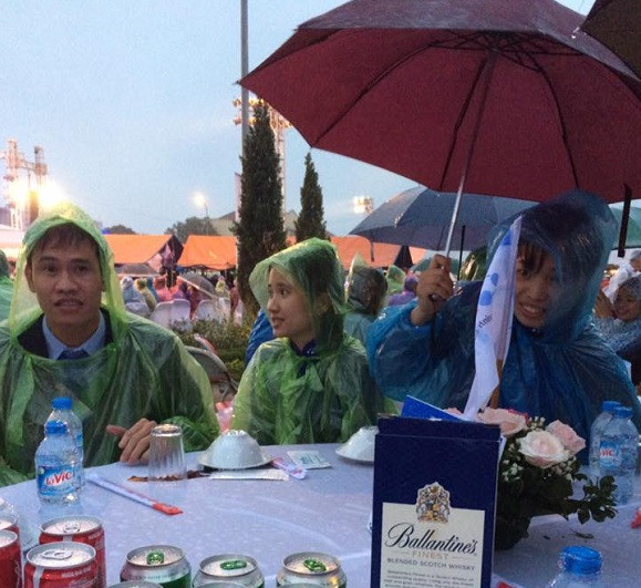 Đặc biệt những hình ảnh ngồi nhậu bất chấp thời tiết được ghi lại sau những ngày mưa gió đỉnh điểm tại các địa phương trên cả nước.