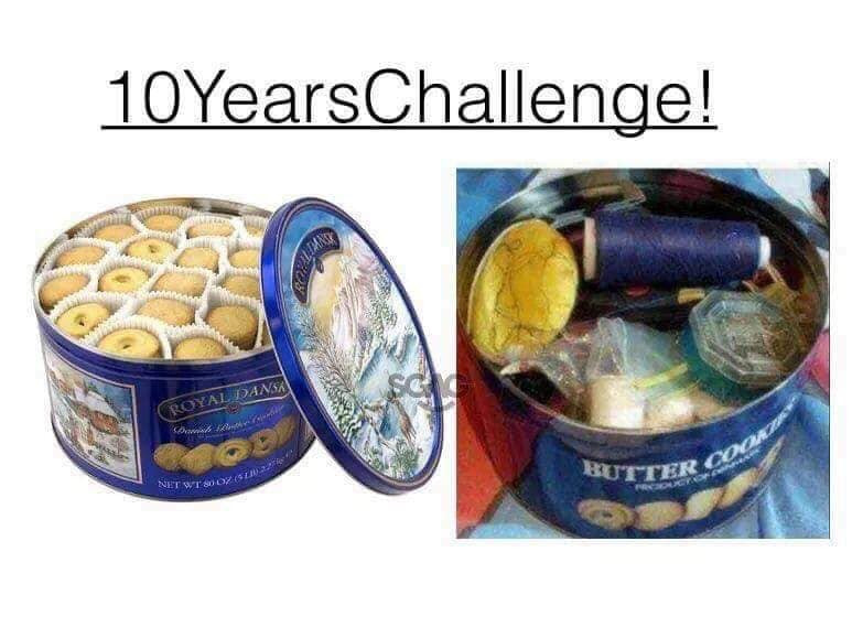  Hộp chỉ thần thánh: Trong mỗi gia đình, hộp chỉ luôn tượng trưng cho người mẹ. Ở thời điểm của lứa thanh niên 8X, 9X, thì những hộp chỉ được tận dụng bằng những hộp bánh quy. Bên trong đó dường như là cả thiên đường với lũ trẻ, nào chỉ, nào kim, nào kéo. Chỉ cần hiệu lệnh sâu chỉ được phát đi là nhanh như cắt, các bạn trẻ đã ra ôm hộp chỉ và lúi húi luồn vào kim để đưa cho mẹ.