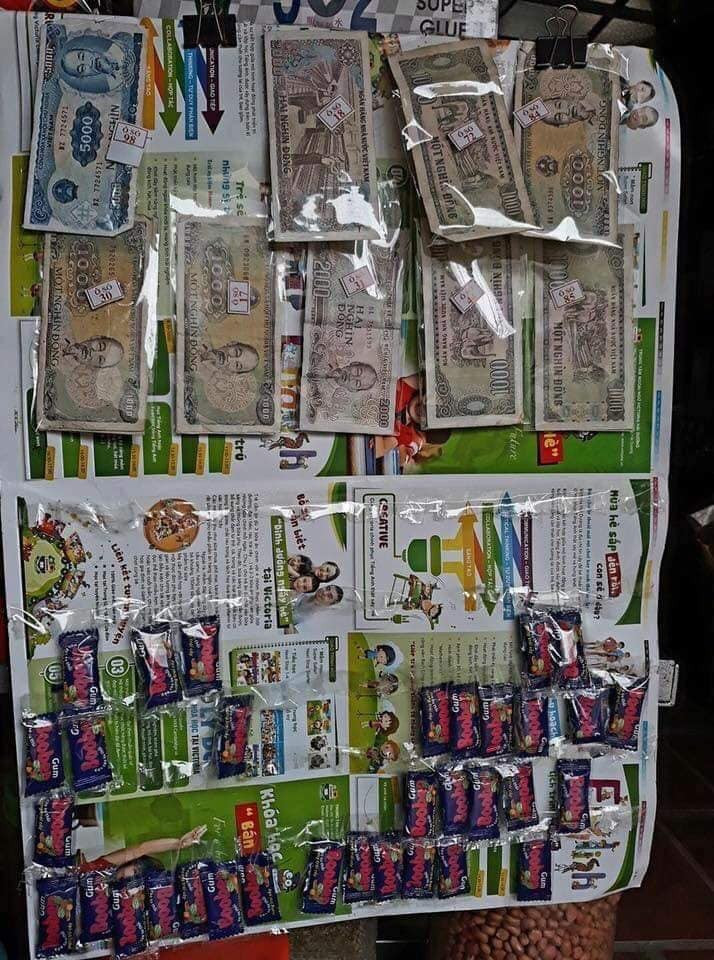  Mua kẹo cao su so xổ số: Tại mỗi cổng trường không thiếu những quầy hàng phục vụ các "thượng khách" là học sinh. Ở đây bạn sẽ ấn tượng bởi tấm bảng 1 bên là tiền và 1 bên là kẹo. Chỉ với 500 đồng mua chiếc kẹo để có tấm giấy may mắn nếu trúng thì được 1.000 đồng hoặc 5.000 đồng, nhưng thua cũng chẳng sao vì đã có kẹo cao su để nhai, thổi bóng lấy le với lũ bạn,