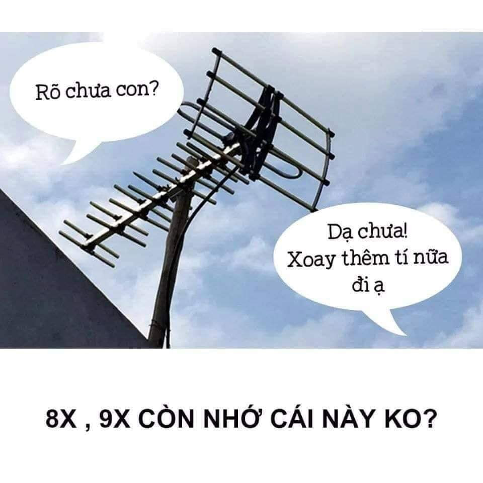  Cột Ăng-ten dàn: Khi internet cũng như truyền hình vệ tinh chưa phát triển thì những chiếc cột ăng-ten này là hình ảnh vô cùng quen thuộc của mọi nhà. Mỗi khi tivi có hiện tượng nhiễu, người bố lại lọ mọ ra sân để quay cột ăn ăng-ten còn trong nhà những đứa con chỉ việc hô nét hay chưa thôi.