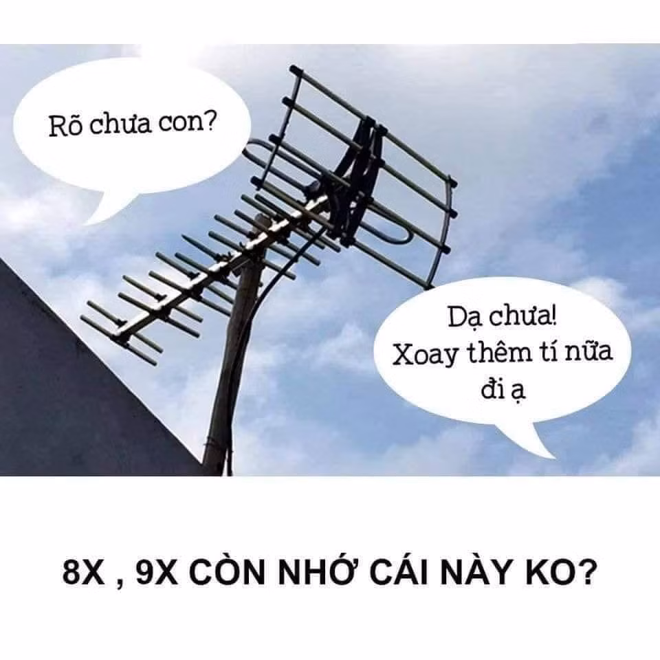  Cột Ăng-ten dàn: Khi internet cũng như truyền hình vệ tinh chưa phát triển thì những chiếc cột ăng-ten này là hình ảnh vô cùng quen thuộc của mọi nhà. Mỗi khi tivi có hiện tượng nhiễu, người bố lại lọ mọ ra sân để quay cột ăn ăng-ten còn trong nhà những đứa con chỉ việc hô nét hay chưa thôi.