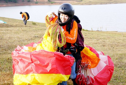 Các bạn nữ cũng muốn thử cảm giác bay lượn theo những cánh chim trên vùng trời Tây Bắc.