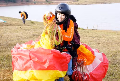Các bạn nữ cũng muốn thử cảm giác bay lượn theo những cánh chim trên vùng trời Tây Bắc.
