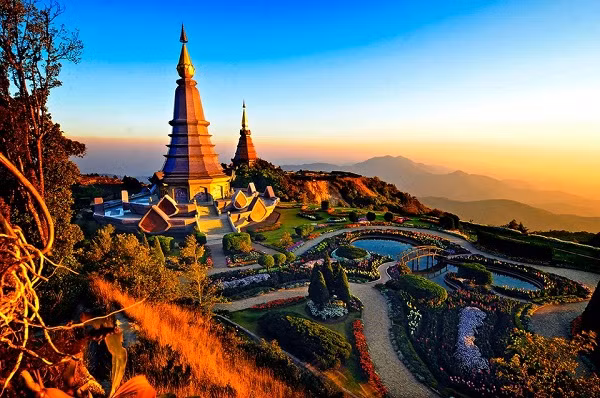 Với những ngôi chùa cổ trên đỉnh núi, Chiang Mai khiến nhiều người đê mê và ngỡ ngàng như bước vào tiên cảnh.