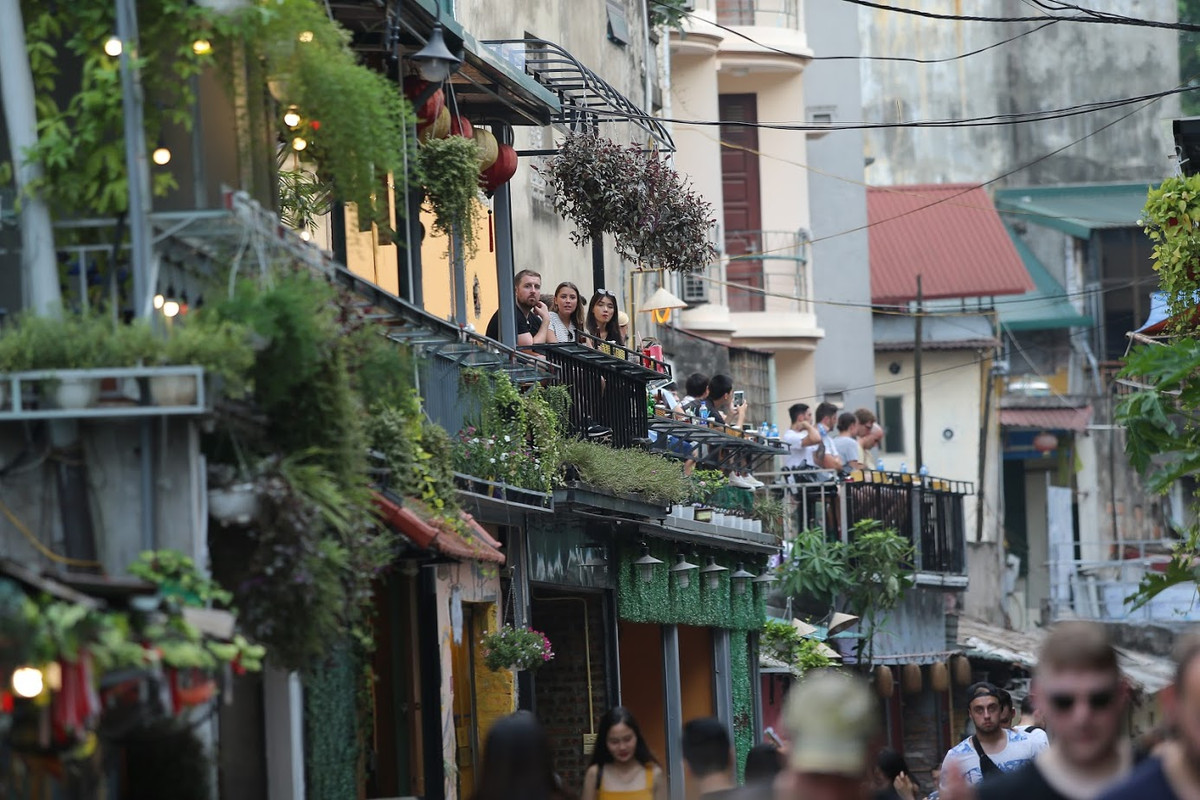 Sau khi yêu cầu giải tán cafe đường tàu của Bộ GTVT được đưa ra, CĐM đã có những ý kiến trái chiều.