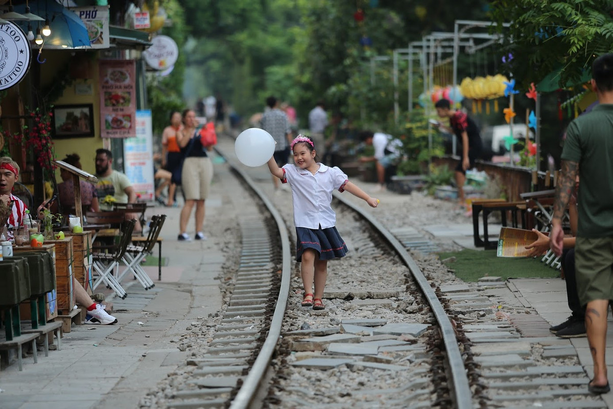 Nickname L.P bày tỏ: "Chỗ ăn uống, nói chuyện tàu chạy qua bụi mù mịt. Chẳng có gì hay ho. Kêu bụi mịn này nọ ô nhiễm khẩu trang các kiểu ra đường xong là tìm đến cái chỗ nhiều bụi để uống nước tám chuyện".