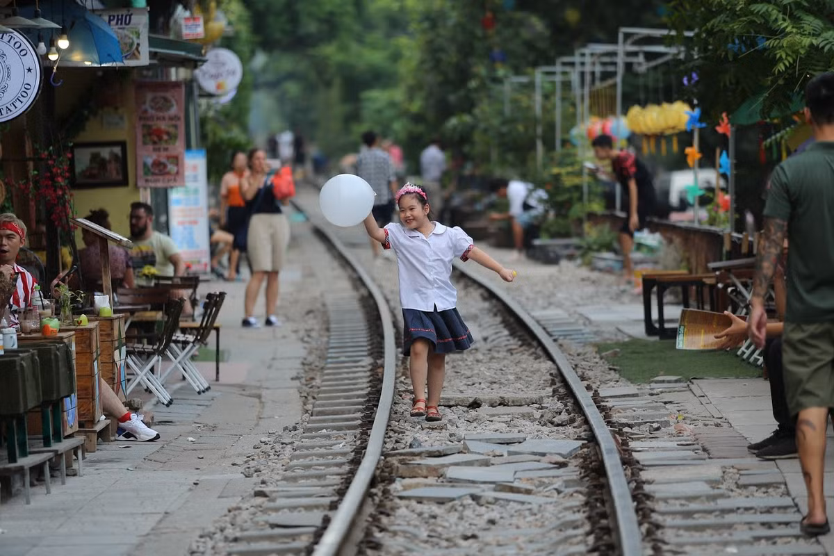 Nickname L.P bày tỏ: "Chỗ ăn uống, nói chuyện tàu chạy qua bụi mù mịt. Chẳng có gì hay ho. Kêu bụi mịn này nọ ô nhiễm khẩu trang các kiểu ra đường xong là tìm đến cái chỗ nhiều bụi để uống nước tám chuyện".