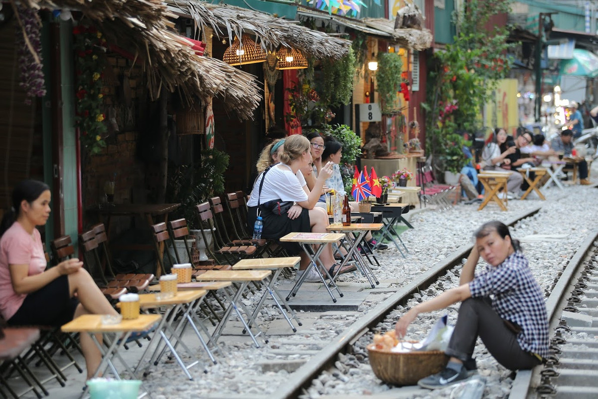 Nhiều dân mạng cho rằng việc giải tỏa các quán cafe đường tàu này là nên bởi nó không chỉ vi phạm hành lang an toàn giao thông đường sát, nó còn tiềm tàng nhiều nguy hiểm cho du khách.
