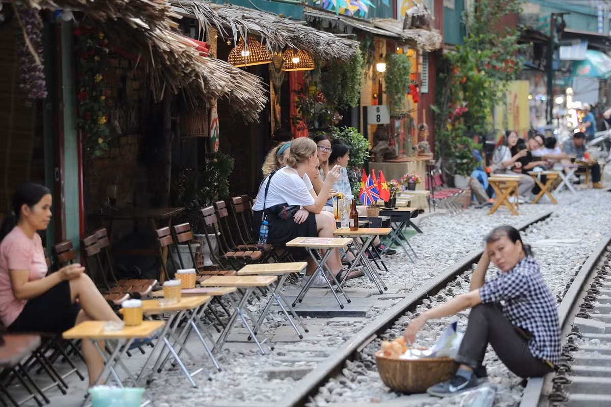 Nhiều dân mạng cho rằng việc giải tỏa các quán cafe đường tàu này là nên bởi nó không chỉ vi phạm hành lang an toàn giao thông đường sát, nó còn tiềm tàng nhiều nguy hiểm cho du khách.