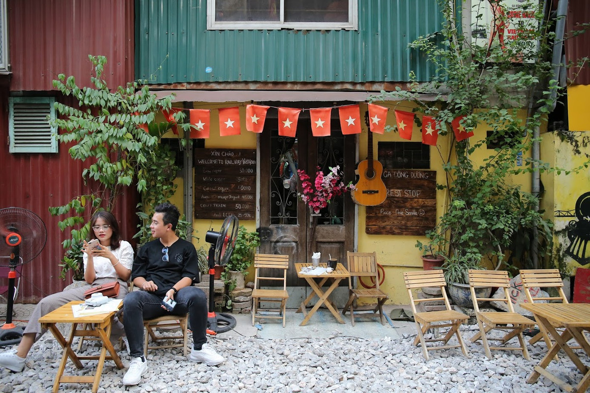 Còn một bộ phận dân mạng khác cho rằng, việc xóm cafe đường tàu bị dẹp khá tiếc bởi nó là điểm thu hút khách du lịch.