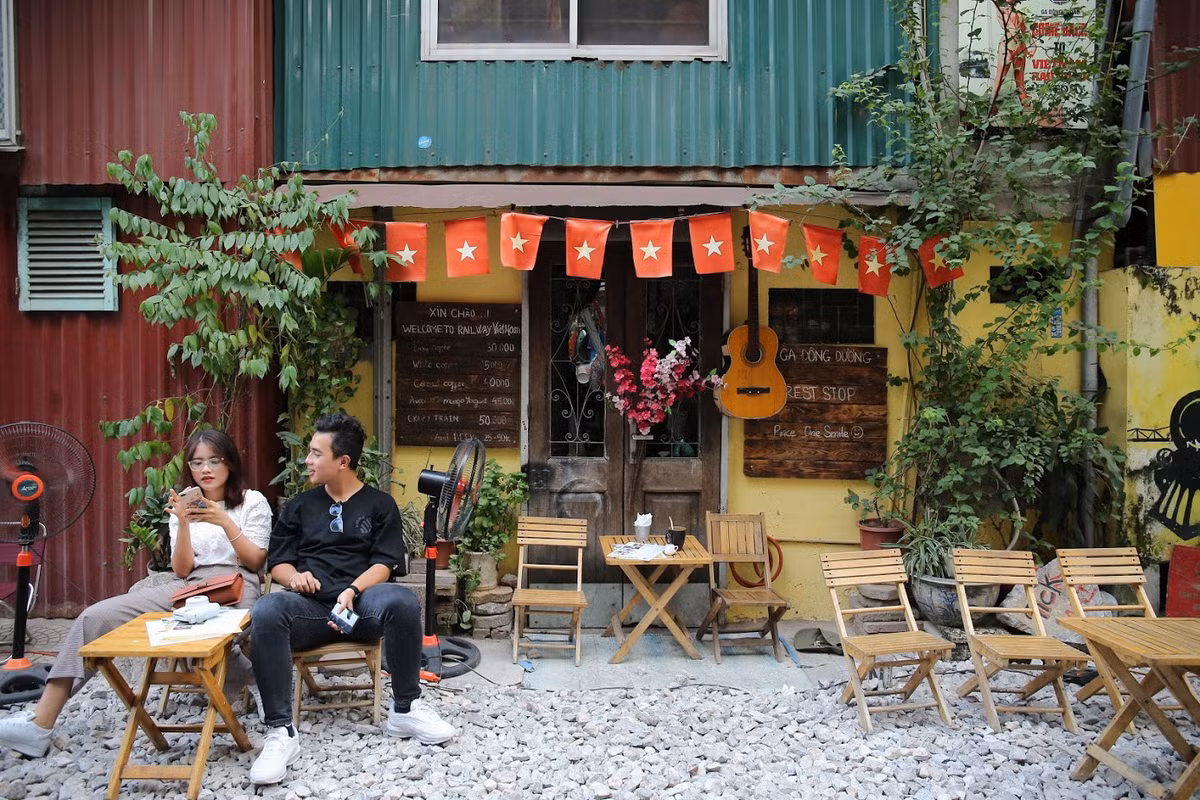 Còn một bộ phận dân mạng khác cho rằng, việc xóm cafe đường tàu bị dẹp khá tiếc bởi nó là điểm thu hút khách du lịch.