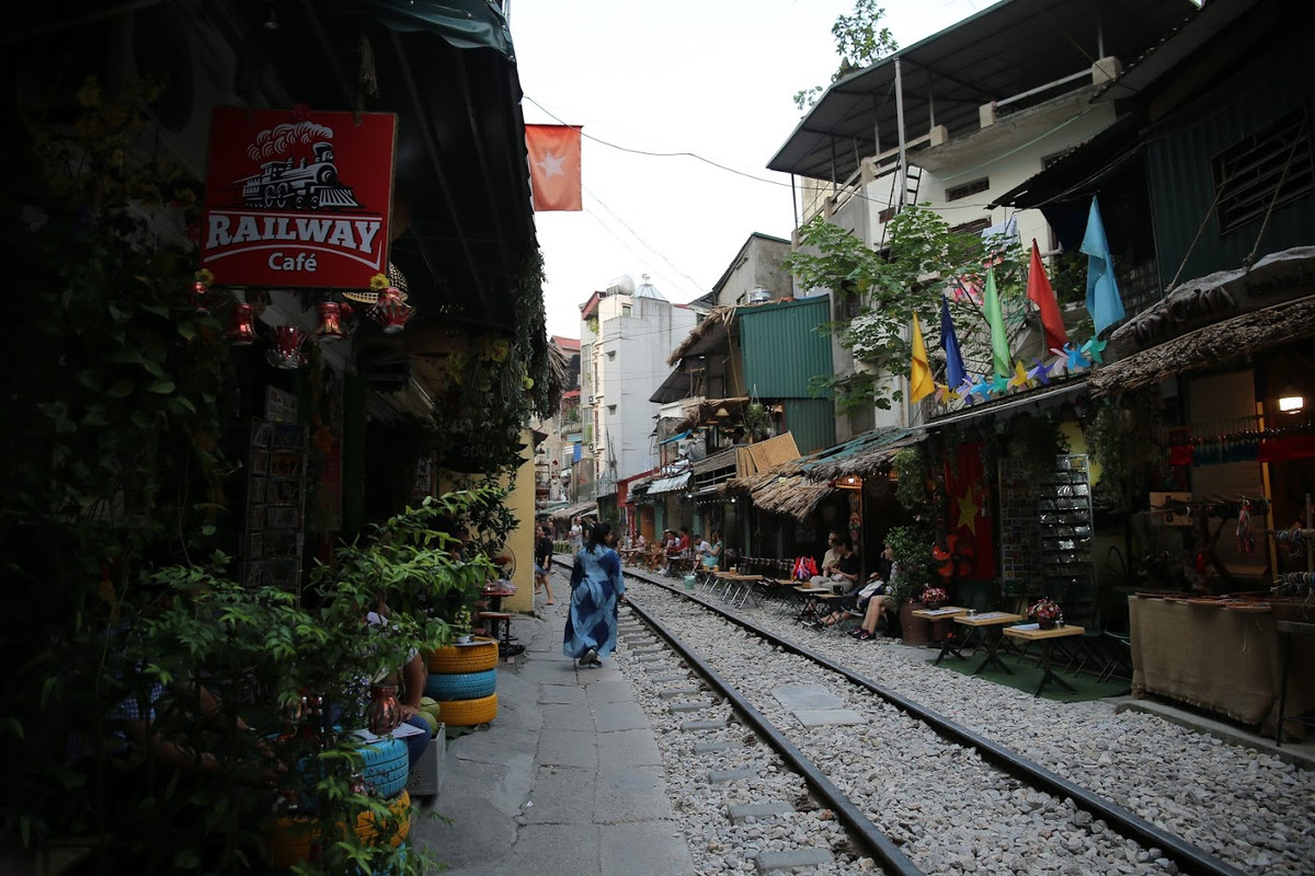 Chỉ trong thời gian ngắn hàng loại quán cafe sát đường tàu mọc lên, biến khu vực này trở nên sôi động, tấp nập bất kể thời gian nào trong ngày.