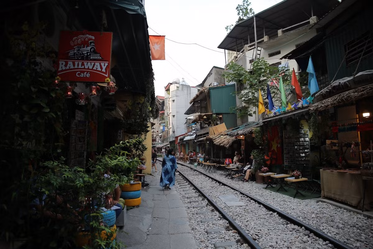 Chỉ trong thời gian ngắn hàng loại quán cafe sát đường tàu mọc lên, biến khu vực này trở nên sôi động, tấp nập bất kể thời gian nào trong ngày.