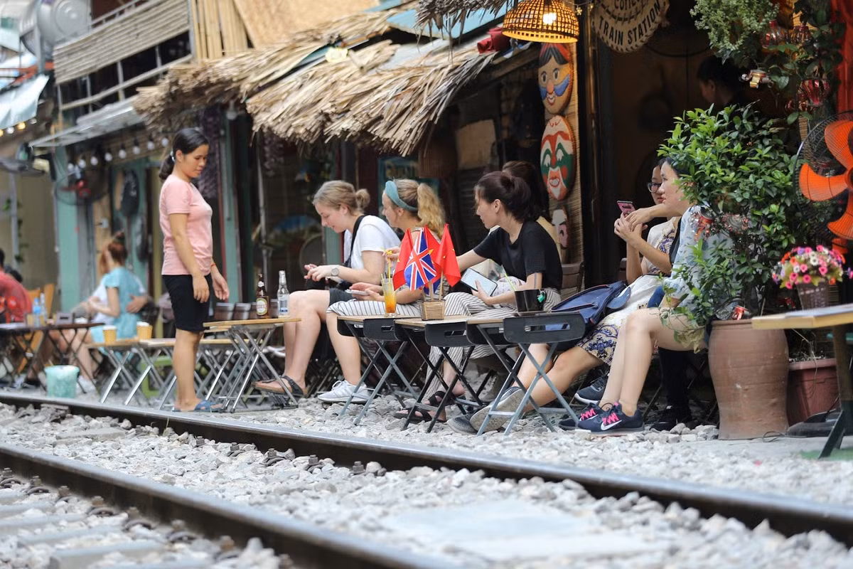 Nickname P.H.P bình luận: "Bên Đài Loan, cũng có khung cảnh này và nó đã trở thành 1 điểm thăm quan nổi tiếng, mang lại khá nhiều xiền cho người dân và đất nước. Tuy nhiên là khoảng cách giữa nhà dân và đường tàu rộng rãi hơn. Và họ cũng ý thức hơn. Mình còn chưa đc ra Hà Nội check-in mà đã dẹp rùi :((. Hơi tiếc".