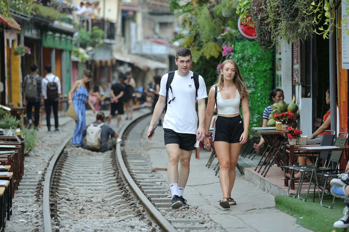 Mới đây, Bộ GTVT đề nghị UBND TP Hà Nội giải tán điểm kinh doanh cafe đường tàu đoạn từ phố Phùng Hưng - Trần Phú.