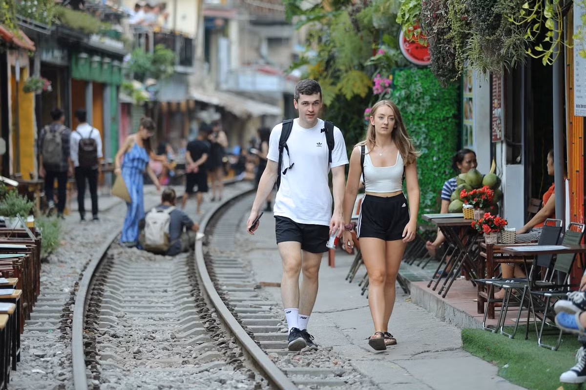 Mới đây, Bộ GTVT đề nghị UBND TP Hà Nội giải tán điểm kinh doanh cafe đường tàu đoạn từ phố Phùng Hưng - Trần Phú.