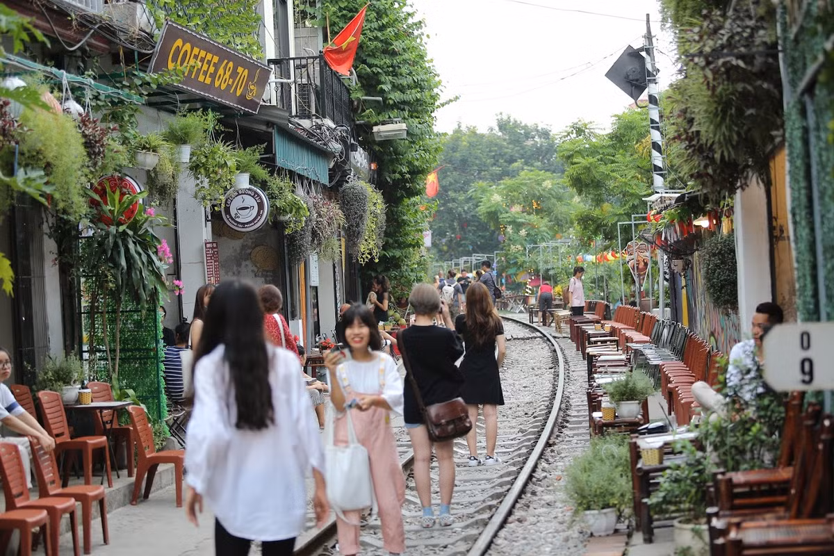 Lý do Bộ GTVT yêu cầu UBND TP Hà Nội giải tán vì tại đây tụ tập rất đông người xem tàu chạy và chụp ảnh "check-in" hàng ngày, tiềm ẩn nhiều nguy cơ gây mất an toàn.