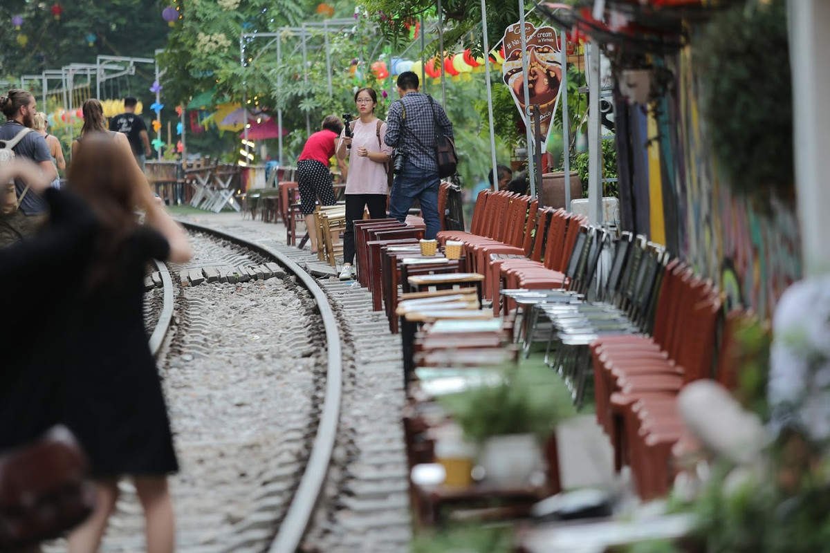  Cafe đường tàu đoạn đi qua khu vực phố Phùng Hưng - Trần Phú thời gian qua trở thành điểm thu hút không chỉ khách Việt Nam mà còn cả du khách nước ngoài.