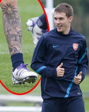 Aaron Ramsey vốn nổi tiếng là một ngôi sao bóng đá "ngoan hiền" của ĐTQG xứ Wales cũng như CLB Arsenal. Thế nhưng, tuyển thủ này khiến nhiều người bất ngờ khi tham dự VCK Euro 2016 với những hình xăm kín phần ống đồng chân trái.