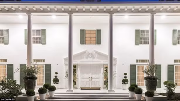 Biệt thự Rodeo Drive (Beverly Hills, California): Năm 2008, tân Tổng thống Mỹ - Trump mua căn biệt thự tại thành phố Beverly Hills với giá hơn 10 triệu USD. Bất động sản rộng 1.400 m2 này sau đó được trùng tu theo kiến trúc Hy Lạp thời Phục hưng, với nội thất màu trắng cùng sàn đá cẩm thạch. Hiện giá thị trường của nó là gần 30 triệu USD.